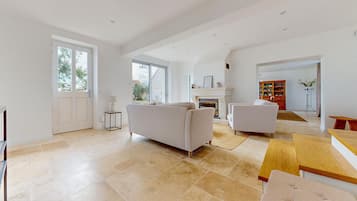 Fernseher, Kamin, TischfuĂball