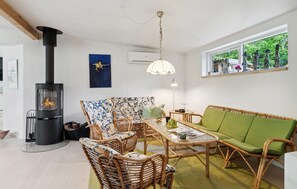 Una televisión, una chimenea