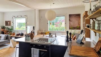 Cafetera y tetera, refrigerador, microondas y lavavajillas