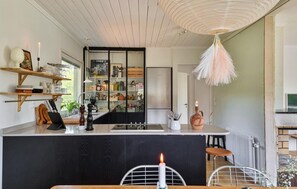 Kjøleskap, oppvaskmaskin og kaffetrakter/tekoker