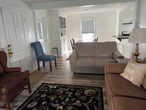 Living area - The HoneyComb - Blocks from Historic Waterfront (Beaufort)