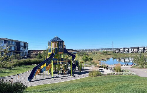 Cozy Beam family size townhouse convenient to go anywhere in city.