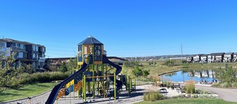 Cozy Beam family size townhouse convenient to go anywhere in city.