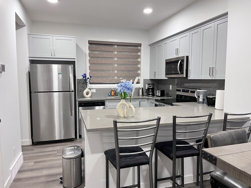 Cozy Beam family size townhouse convenient to go anywhere in city.