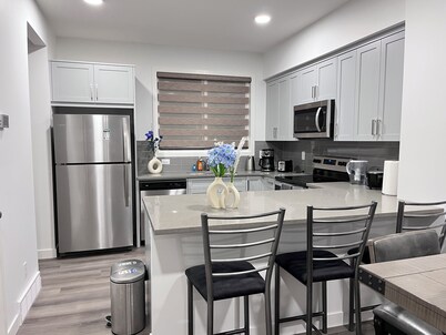 Cozy Beam family size townhouse convenient to go anywhere in city.
