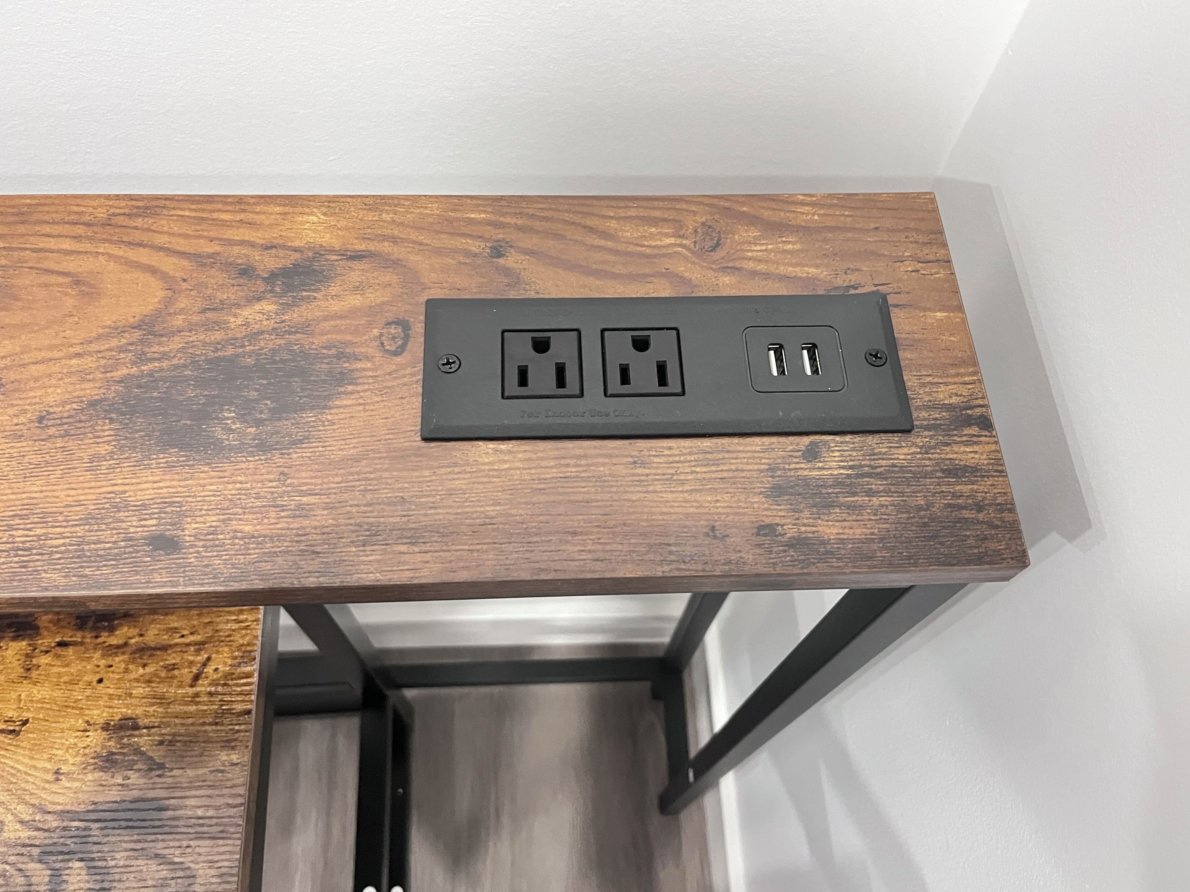 Techo de madera con un enchufe eléctrico negro y dos puertos USB.
