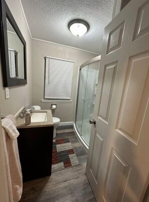 Douche, serviettes fournies, papier de toilette