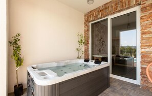 Bañera de hidromasaje cubierta