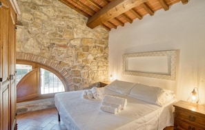 7 bedrooms, travel cot, free WiFi, bed sheets