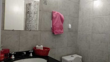 Secadora de cabello, bidet, toallas, jabón