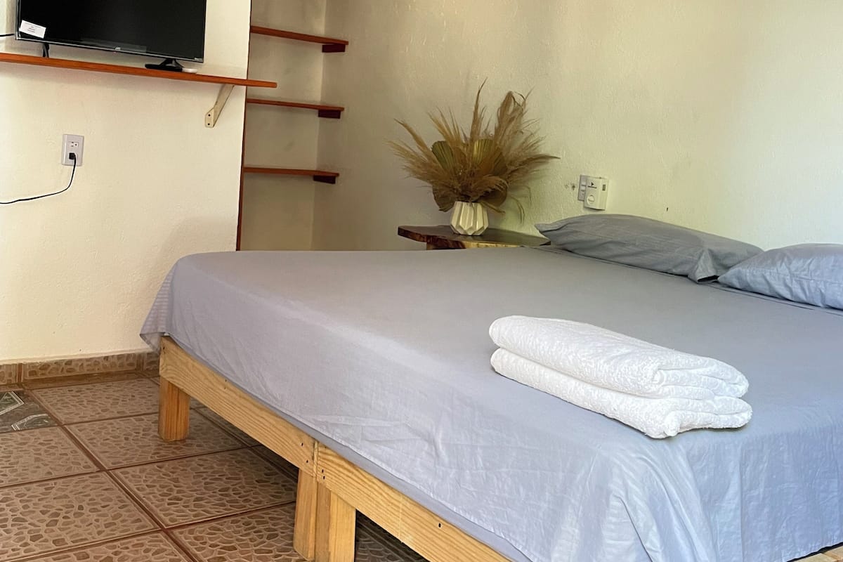Quarto econômico, 1 cama King | 1 quarto, Wi-Fi de cortesia, roupa de cama