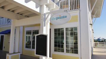 Condo (3 Bedrooms) | Property amenity