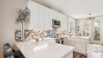 Condo (3 Bedrooms) | Property amenity