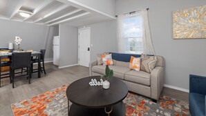 Un salon moderne comprenant un coin repas, un canapé et une table basse.