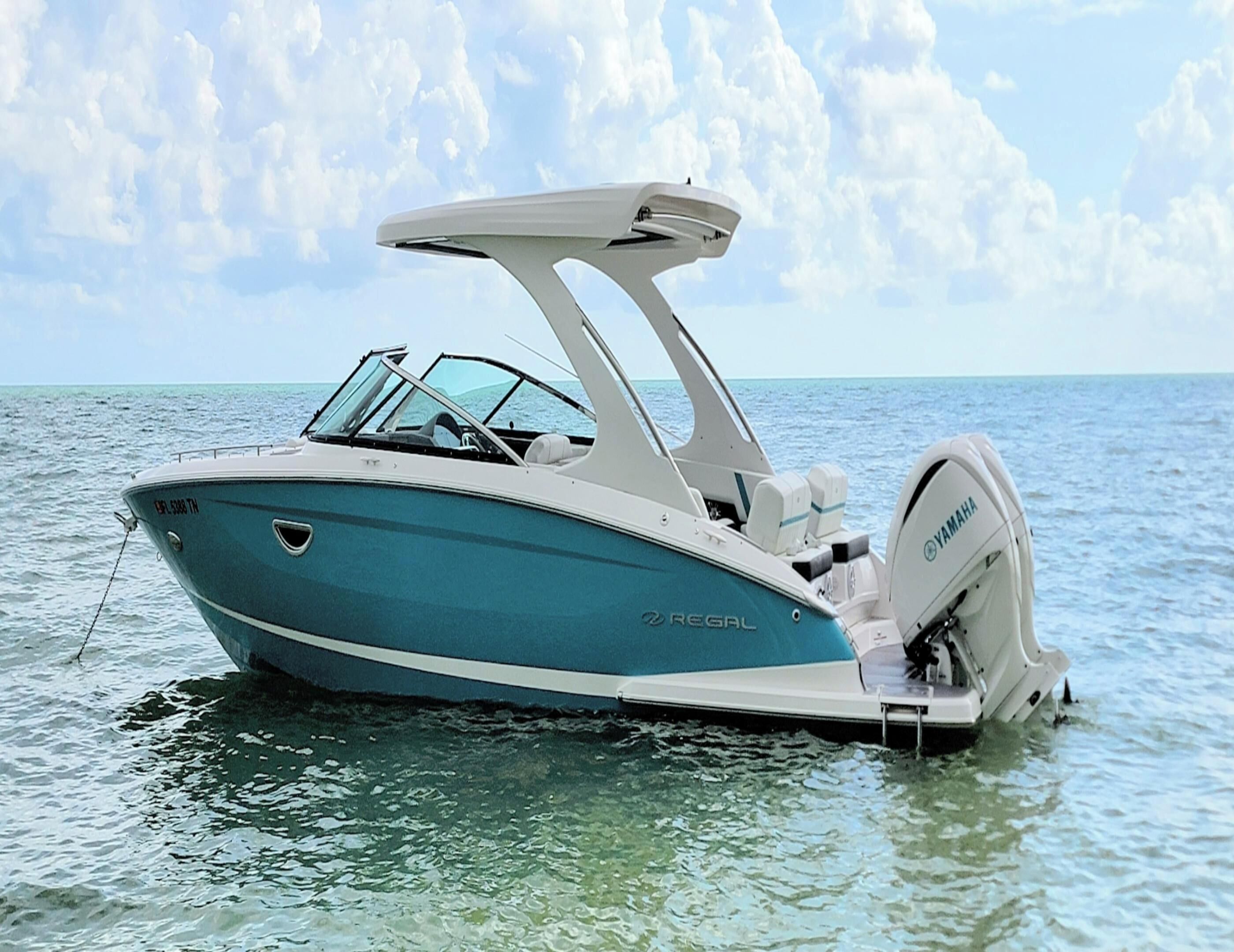 Un bateau doté d’une cabine, de sièges et d’un moteur hors-bord Yamaha.
