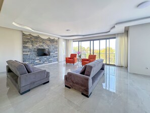 Een smart-tv en een open haard