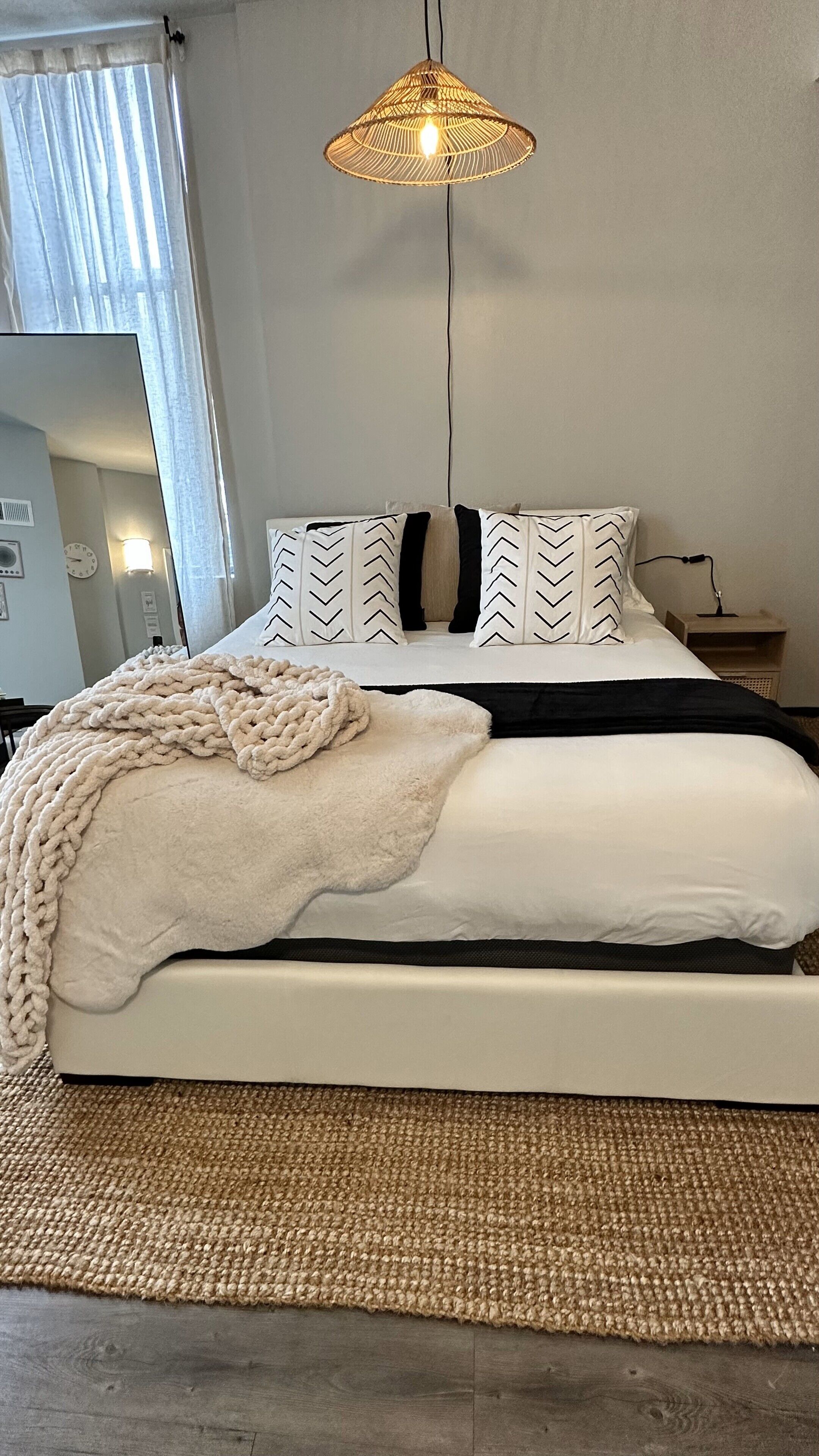 1 slaapkamer, een bureau, een strijkplank/strijkijzer, reisbedje