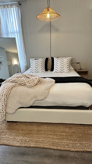 1 chambre, bureau, fer et planche à repasser, lit parapluie