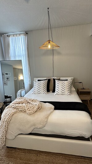 1 chambre, bureau, fer et planche à repasser, lit parapluie