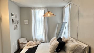 1 habitación, escritorio, tabla de planchar con plancha y cuna de viaje
