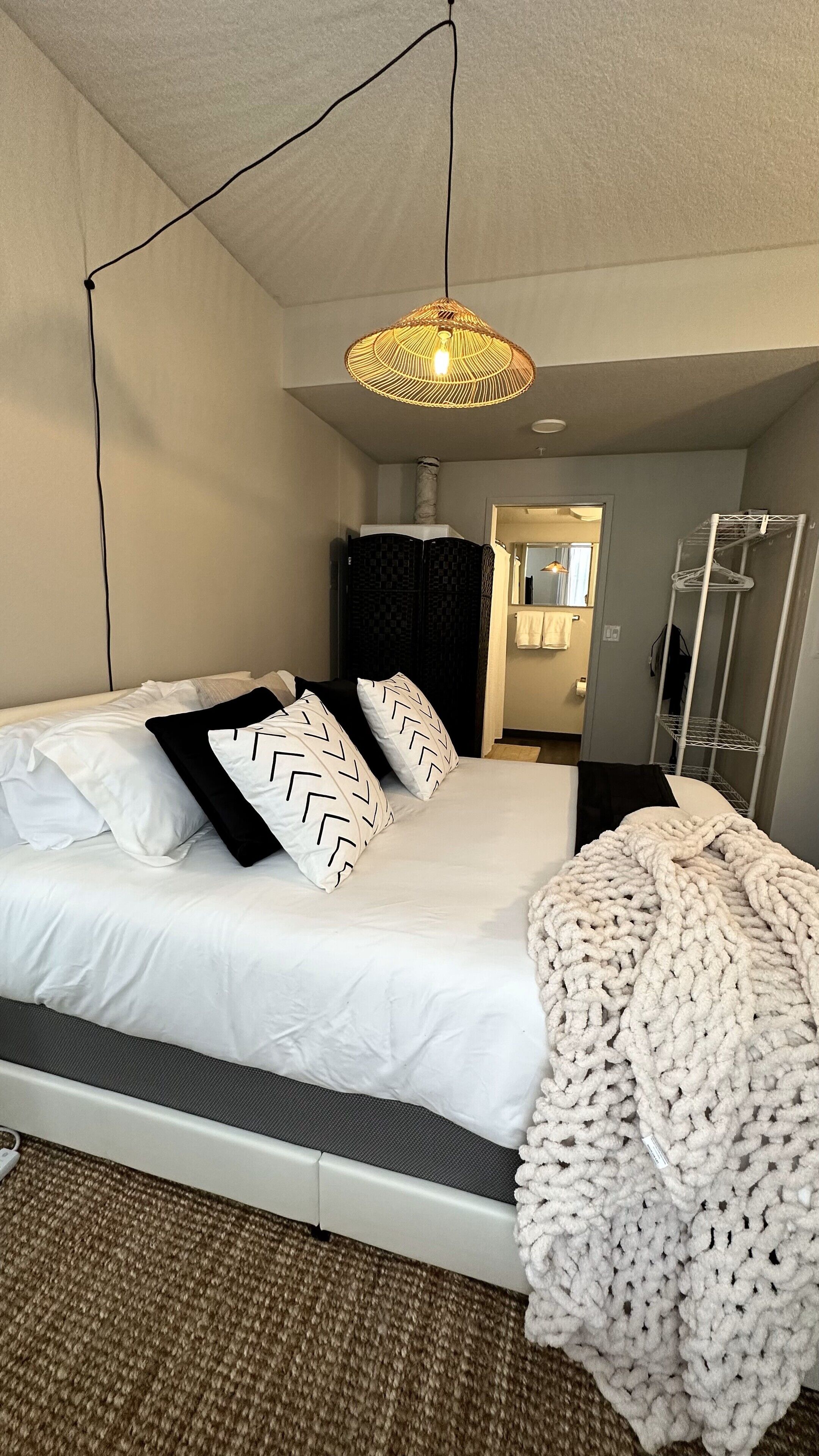 1 chambre, bureau, fer et planche à repasser, lit parapluie