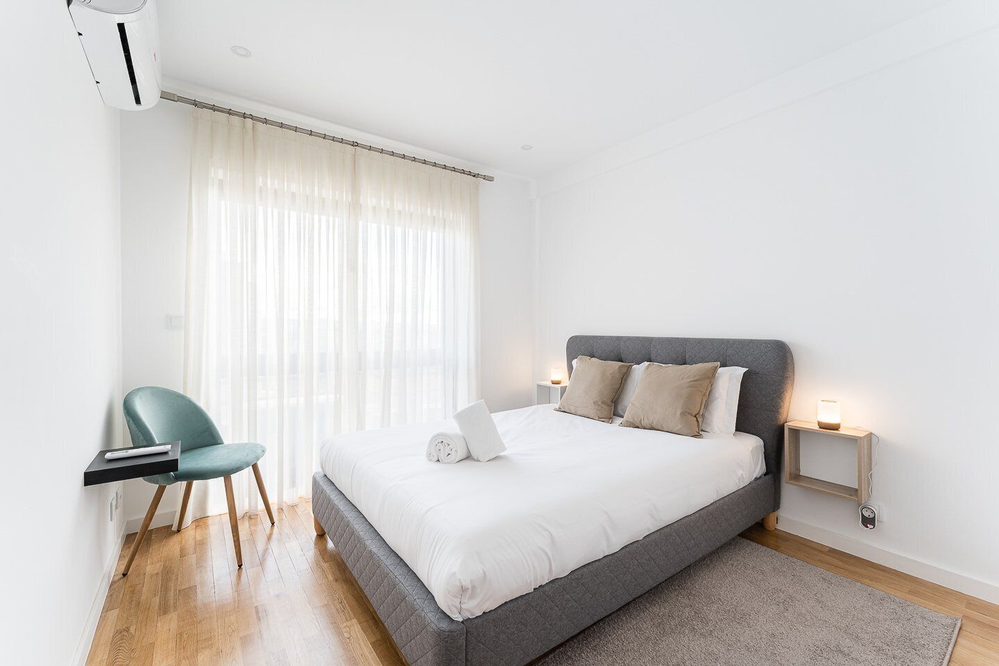 2 dormitorios, escritorio, tabla de planchar con plancha y Internet