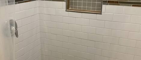 Douche, sĂšche-cheveux, serviettes fournies, savon