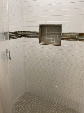 Regadera, secadora de cabello, toallas, jabón