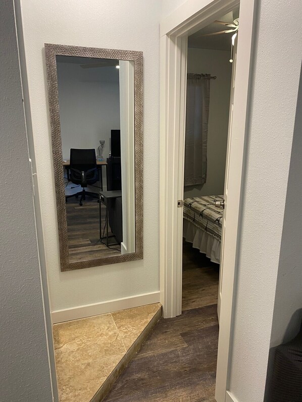 1 habitación, escritorio, tabla de planchar con plancha y wifi gratis