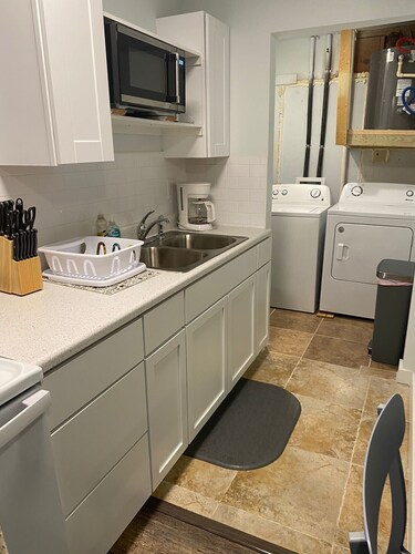 Hidden Gem 1BR 1 BA quiet neighborhood full size appliances with washer & dryer.