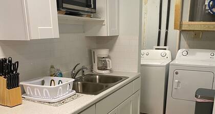 Hidden Gem 1BR 1 BA quiet neighborhood full size appliances with washer & dryer.