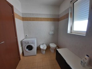 تجهيزات دش، مجففات شعر، مراحيض شطف، مناشف