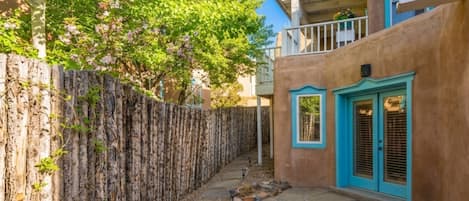 Condo (2 Bedrooms) | Front of property