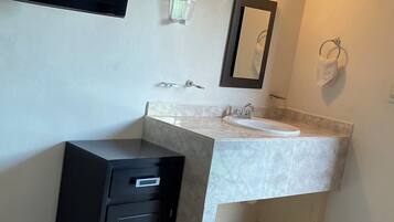 Habitación doble clásica | Baño | Regadera, regadera tipo lluvia, toallas, jabón