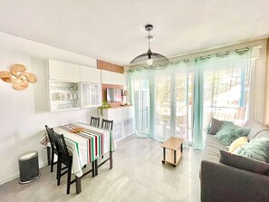 Living area - Caporizon - Erosoa-face au Golf-T1 Cosy-Heated pool (Ciboure)