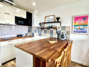 Geladeira, micro-ondas, fogão, cooktop