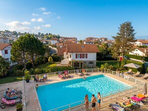 Una piscina al aire libre, una piscina climatizada