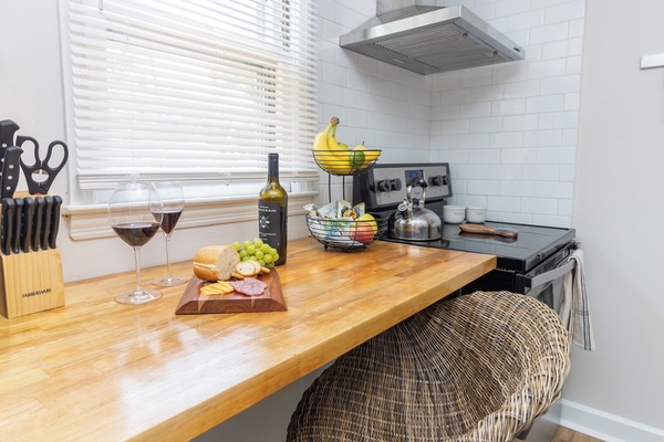 Mikrobølgeovn, ovn, kokeplater og oppvaskmaskin