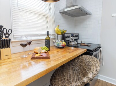 2 bed/1 ba-across f/Coliseum/GAC