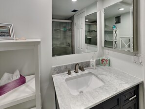 Condo, nhiều giường, sân hiên, quang cảnh hồ bơi | Phòng tắm | Khăn tắm, giấy vệ sinh 