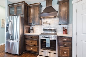 House, Multiple Beds, Jetted Tub, Garden View (WS1524) | Private kitchen | Fridge, microwave, oven, stovetop