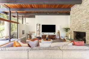 Una Smart TV, libros