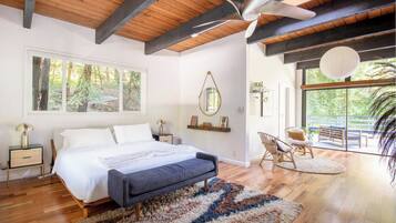 5 bedrooms, desk, iron/ironing board, travel crib