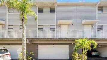 Condo (2 Bedrooms) | Property amenity