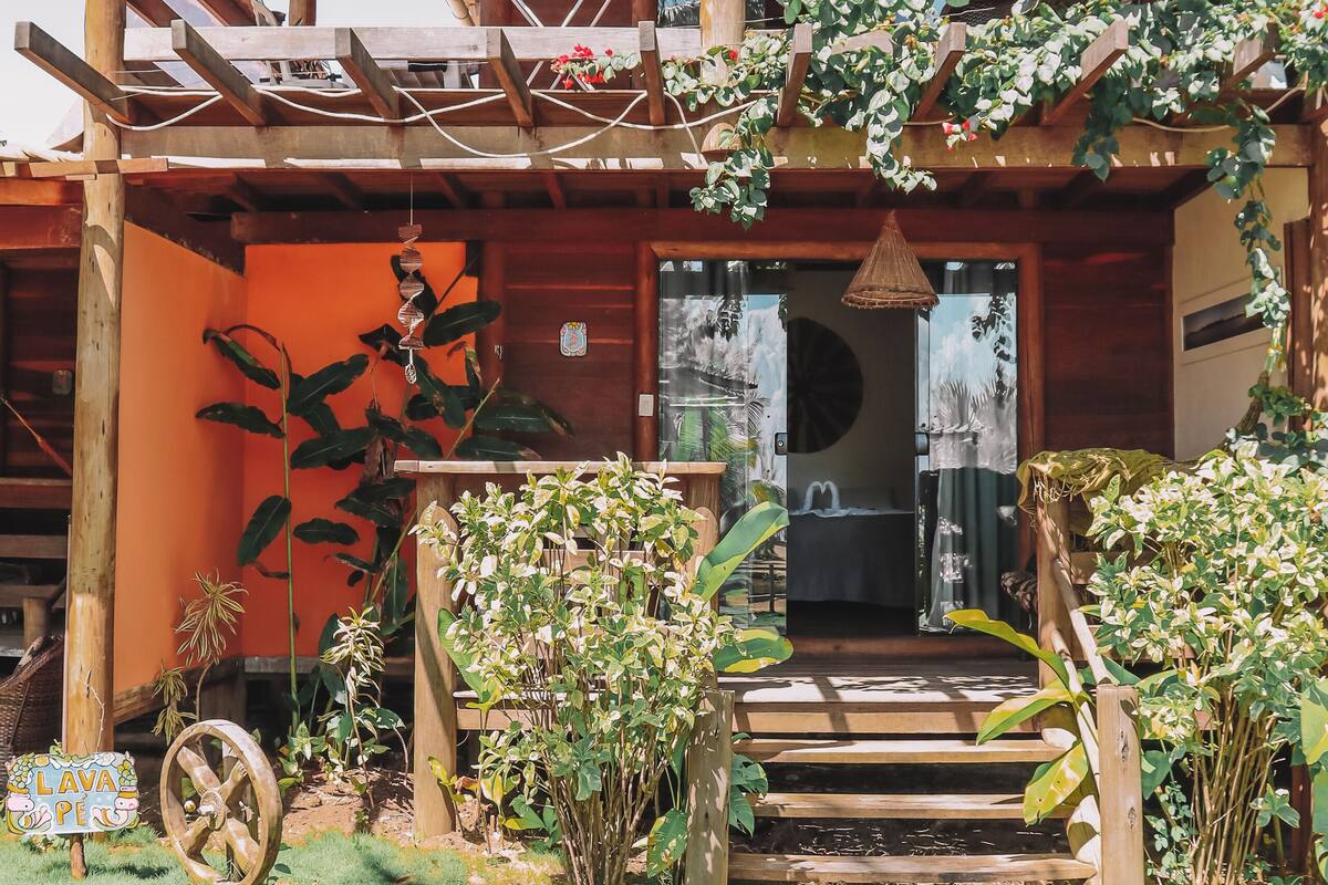 Une structure en bois dotée d’un porche couvert, d’un banc et d’une enseigne sur laquelle on peut lire « Lava Piri ».