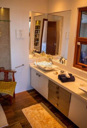 Sèche-cheveux, bidet, serviettes fournies, savon