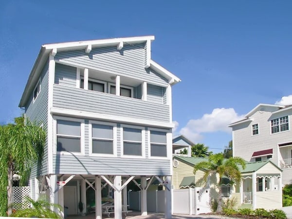 Sunset Beach House By Distinctive Beach Rentals - Madeira Beach, FL