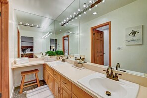 Shower, hair dryer, towels - Lakeside at Deer Valley Resort - 3 Bed/3 Bath (Park City)
