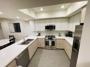 ثلاجة، ميكروويف، فرن، موقد طهي مسطح