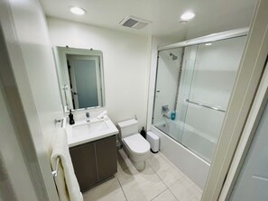 مجففات شعر، مراحيض شطف، مناشف، صابون